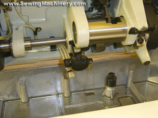 Automatic pump lubrication sewing machine